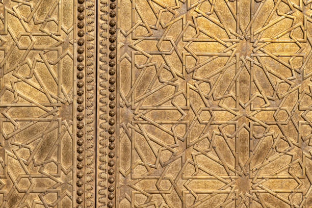 dettaglio della porta d'oro della porta del palazzo reale a fez, in marocco. - dar el makhzen foto e immagini stock