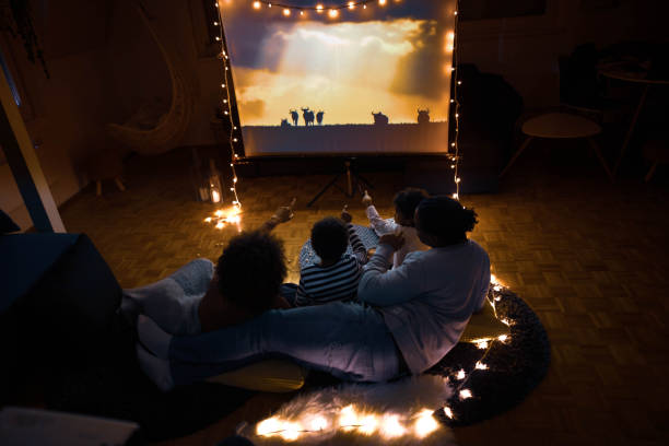 soirée cinéma à la maison! - indoors inside of living room illuminated photos et images de collection