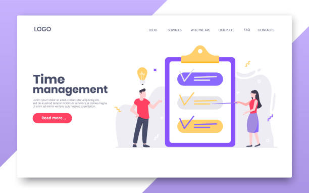 business time management internet landing page konzept vorlage mit personen in der nähe von zwischenablage mit häkchen v häkchen und glühbirne oben. geschäftsleute charakter, flachen stil clipart isoliert auf weiß - checklist construction personal organizer page stock-grafiken, -clipart, -cartoons und -symbole