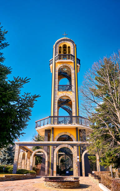 der glockenturm von haskovo neben dem denkmal der jungfrau maria - european union currency stock-fotos und bilder