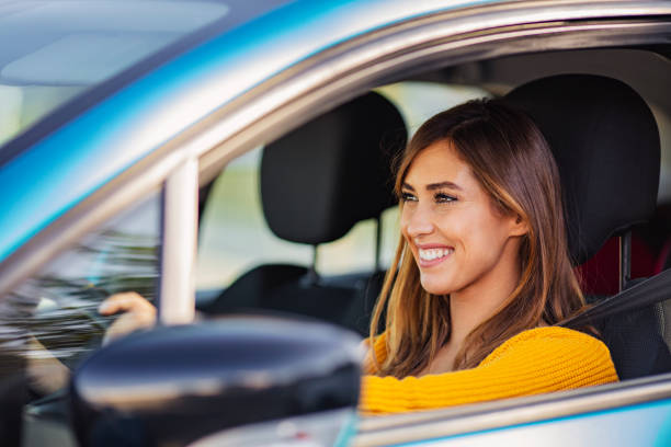 retrato del coche de dirección de conductor femenino feliz con cinturón de seguridad - conducir fotografías e imágenes de stock
