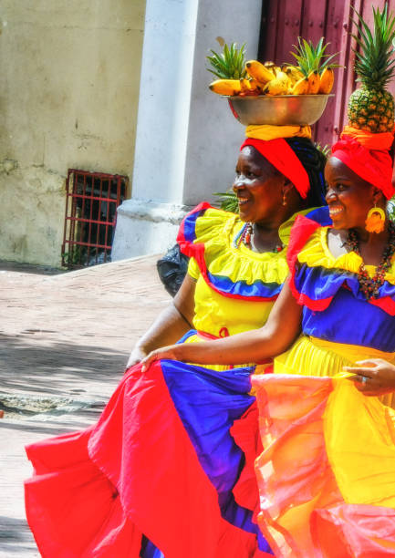 grupo de palenqueras vendiendo frutas en cartagena. - trajes tipicos colombianos fotografías e imágenes de stock