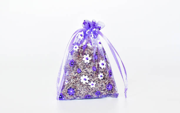 選択的な焦点の空気フレッシュバッグ、香りの良いバッグやポーチは、白い背景に乾燥ラベンダーの花が含まれています。クローゼットに入れる必須ラベンダーのアイデアオブジェクトや - lavender dried plant lavender coloured bunch ストックフォトと画像