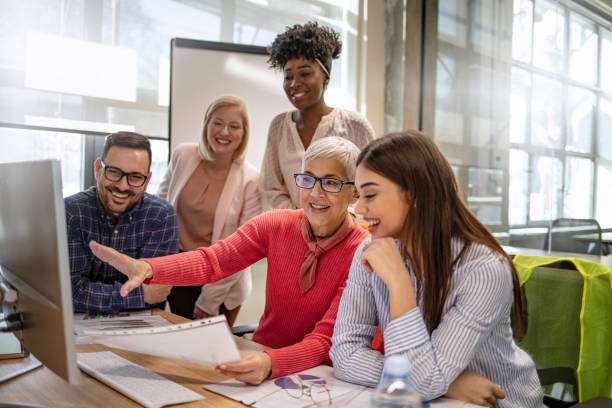 オフィスでの新しいビジネスプロジェクトについて話し合うビジネス・ユーザー - people business education event using laptop ストックフォトと画像