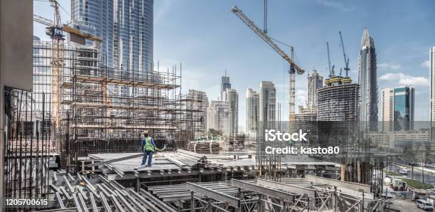 Los Obreros Que Trabajan En El Sitio De Contracción Moderna Trabajan En Dubai Consept De Desarrollo Urbano Rápido Foto de stock y más banco de imágenes de Solar de construcción