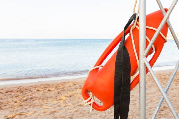 torre bagnino con boa arancione sulla spiaggia. boa di salvataggio sul posto di salvataggio in ferro - life jacket life belt buoy float foto e immagini stock