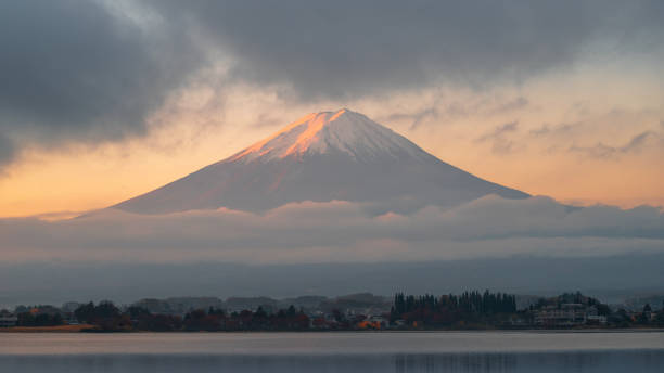富士山と秋の朝霧、日本の人気観光スポット、河口湖。 - fuji mt fuji yamanashi prefecture japanese fall foliage ストックフォトと画像