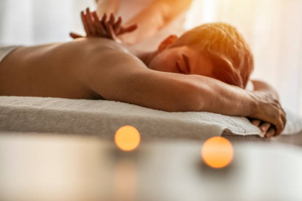 sports massage. - massaging massage therapist rear view human hand imagens e fotografias de stock
