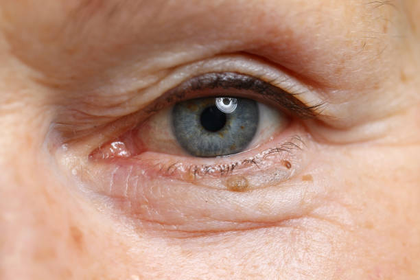 anciana ojo primer plano pojrtrait. - pain human eye senior adult men fotografías e imágenes de stock