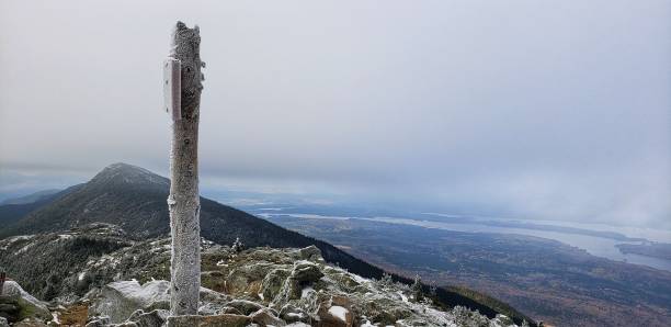 gipfel des mount avery mit blick auf den mount bigelow - maine. - bigelow stock-fotos und bilder