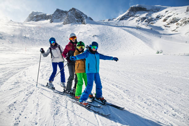 rodzina korzystających z jazdy na nartach razem na lodowcu w alpach - family skiing ski vacations zdjęcia i obrazy z banku zdjęć