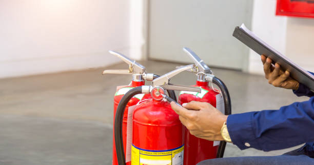 엔지니어 검사 산업 화재 제어 시스템, 화재 경보 컨트롤러, 화재 통보, 안티 화재. 시스템 준비 화재 발생 시. - fire extinguisher office safety protection 뉴스 사진 이미지