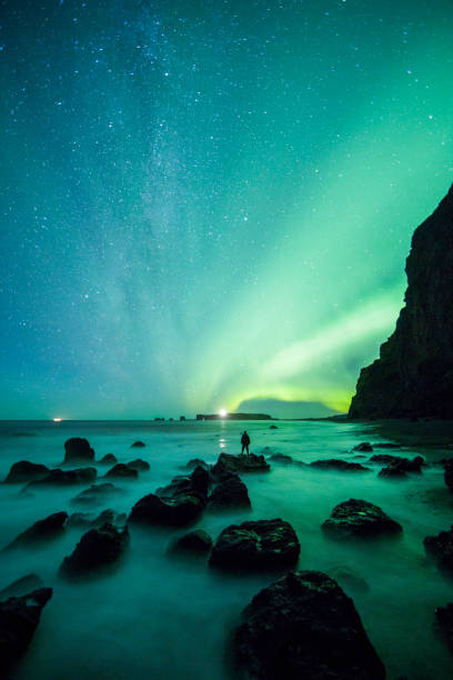 レイニスフィジャラビーチの上のオーロラ・ボレアリス(オーロラ) - aurora borealis iceland aurora polaris astronomy ストックフォトと画像