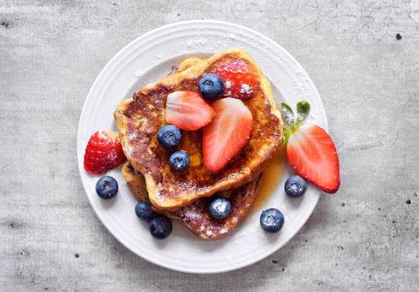 delicious french toast with fresh fruits - french toast breakfast food sweet food imagens e fotografias de stock