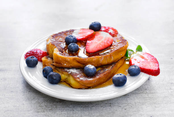 delizioso toast francese con frutta fresca - french toast toast french culture syrup foto e immagini stock