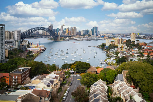 aussichtspunkt des hafens von sydney mit stadt und brücke - the rocks fotos stock-fotos und bilder