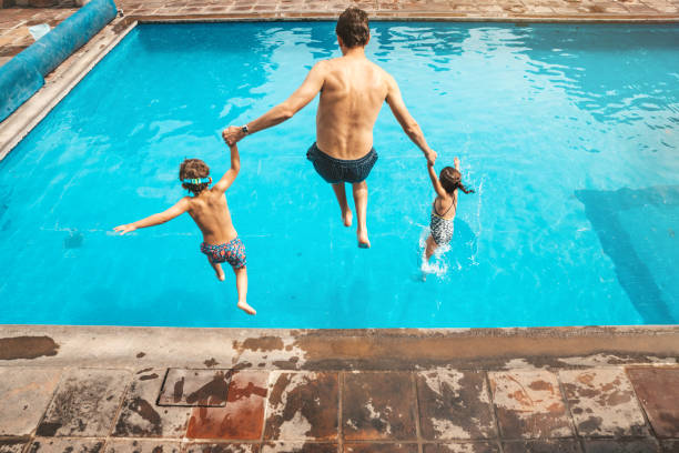 padre e figlio si divertono in piscina - tattoo father family son foto e immagini stock