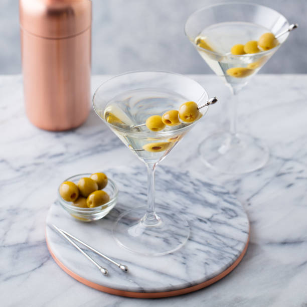 cocktail martini aux olives et shaker de bar sur fond de table en marbre. - dry vermouth photos et images de collection