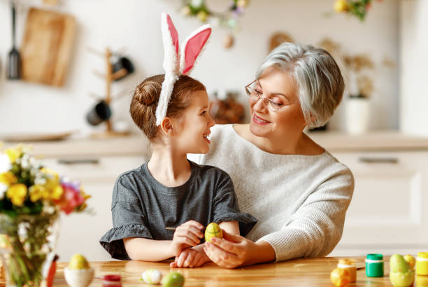 ハッピーイースター!家族の祖母と耳のhareは休日の準備をしています - grandmother senior adult family domestic kitchen ストックフォトと画像