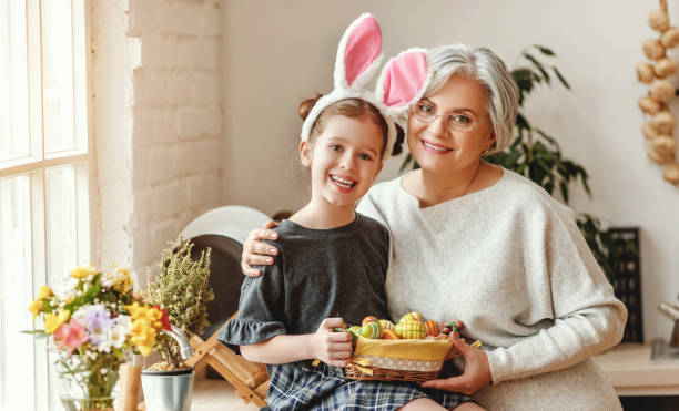 ハッピーイースター!家族の祖母と耳のhareは休日の準備をしています - grandmother senior adult family domestic kitchen ストックフォトと画像