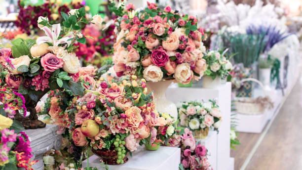 花束人工バラの赤いマゼンタライラック白の葉、花束の列にインテリアデザイン、花屋で、装飾造花生地バラの花束背景背景 - florist supermarket flower bouquet ストックフォトと画像