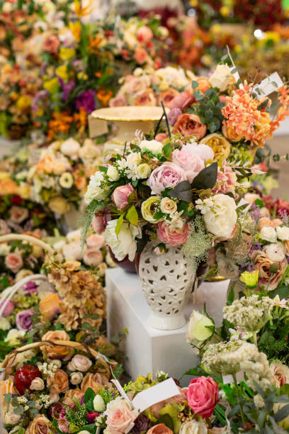 花屋の造花、葉とピンクの白い偽のバラの大きな花束。花瓶に花の偽の花束の販売。デザインのためのポストカードの背景 - florist supermarket flower bouquet ストックフォトと画像