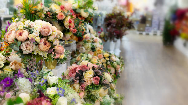 脱焦点背景背景花束の葉と果物、垂直インテリアデザイン、装飾人工花ピンク紫緑の白いバラの花束と人工バラ - florist supermarket flower bouquet ストックフォトと画像