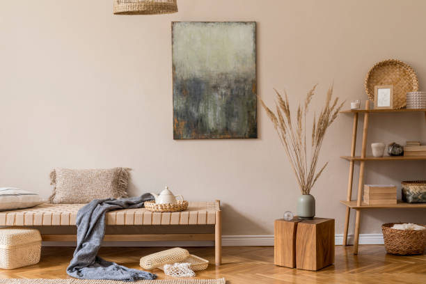 Stylish boho interior of living room with design chaise longue, and elegant personal accessories. Modern home decor. Template. Wabi sabi conepts. composición moderna de la sala de estar con chaise longue de diseño, pinturas de maquetas, decoración de ratán, almohadas, a cuadros, estante de bambú y accesorios personales elegantes. elegante concpet coreano de decoración para el hogar.