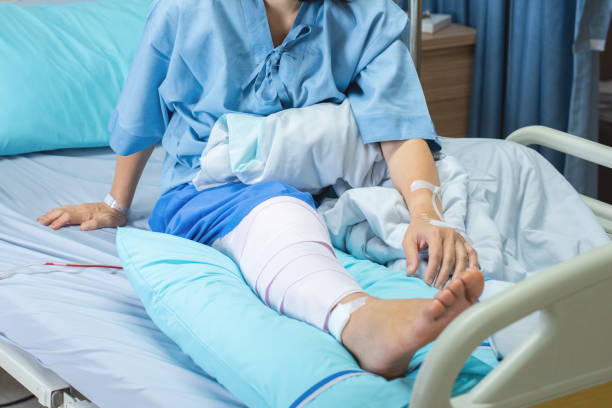 paciente de anciano asiático o anciano acostado con la llave de compresión de vendaje apoyo de apoyo de la rodilla en la cama en el hospital de la sala de enfermería. - cruciate ligament fotografías e imágenes de stock