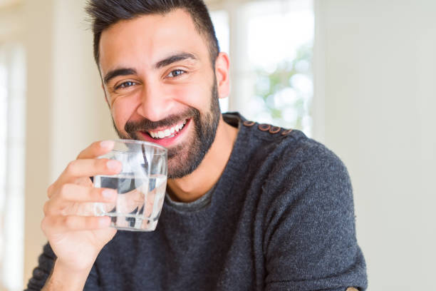 красивый мужчина, пьющий свежий стакан воды - drinking water drink men стоковые фото и изображения