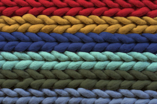 textura de cálido alfombra de lana multicolor, fondo. patrón de cola de cerdo, enfoque suave. - twisted yarn fotografías e imágenes de stock