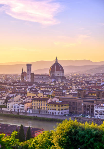 vista aérea de florencia, italia y la catedral de florencia - florence italy italy bridge international landmark fotografías e imágenes de stock