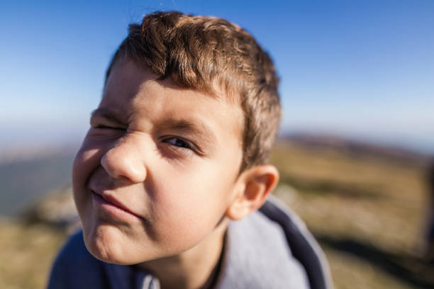 menino fofo de 6 anos fazendo cara boba - 6 7 years fotos - fotografias e filmes do acervo