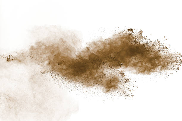 абстрактный взрыв глубокой коричневой пыли на белом фоне. заморозить движение коричневой пыли всплеск. - powder make up стоковые фото и изображения