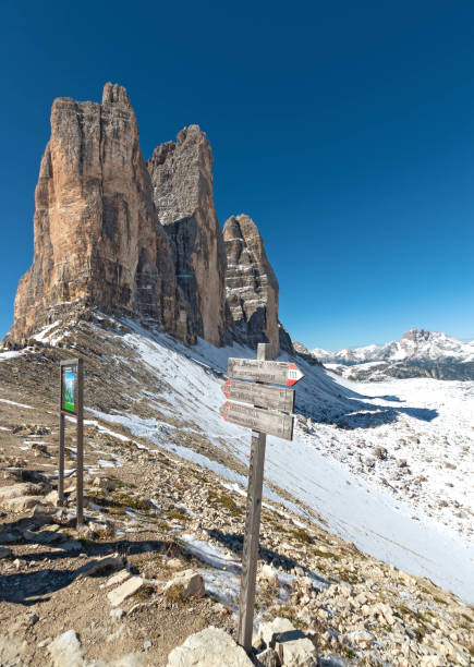 istock Tre Cime di Laveredo,  signpost on the hiking trail 1205763743