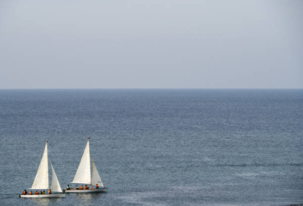 tel awiw, izrael - młodzi ludzie na żaglówkach w zatoce - sailboat sunset tel aviv sea zdjęcia i obrazy z banku zdjęć