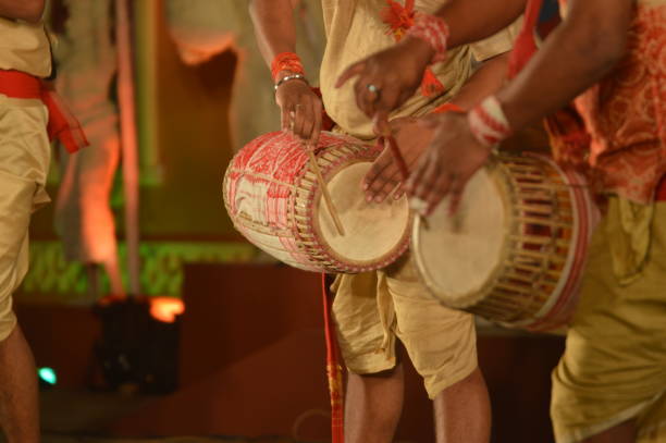 künstler treten mit indischem musikinstrument dhol auf offener bühne auf - india indian culture traditional culture dancing stock-fotos und bilder