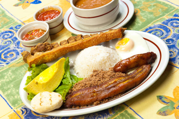 bandeja paisa piatto tipico della regione andine della colombia - bandeja paisa foto e immagini stock