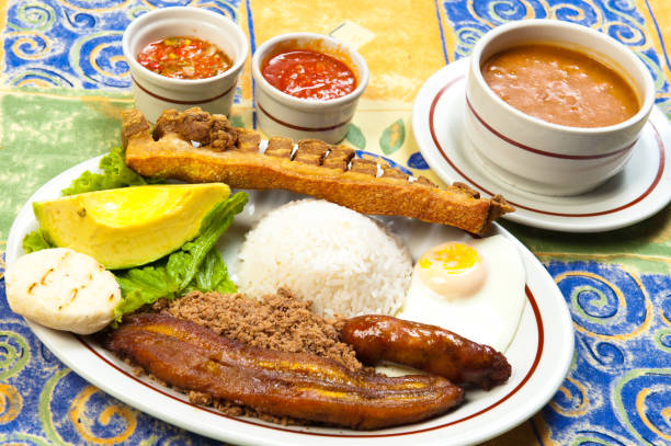 bandeja paisa piatto tipico della regione andine della colombia - bandeja paisa foto e immagini stock
