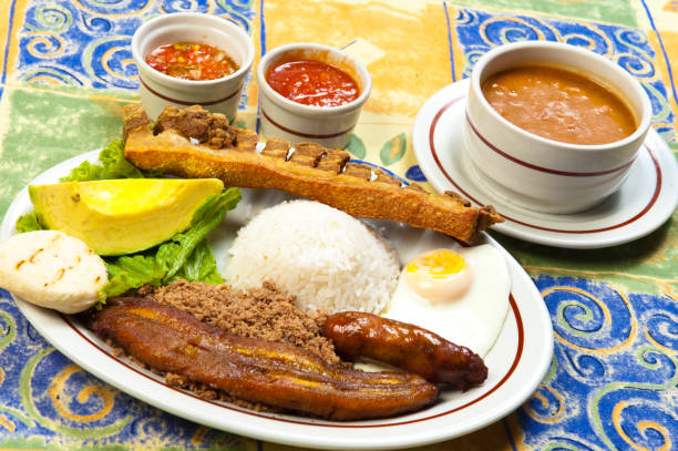 bandeja paisa plat typique de la région andine de colombie - bandeja paisa photos et images de collection