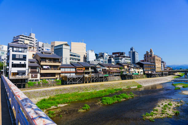 京都市の鴨川川古の風景 - riverbed ストックフォトと画像