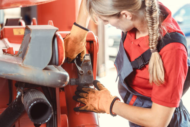 농장 기계의 렌치로 작업하는 여성 기계공 - women repairing wrench business 뉴스 사진 이미지