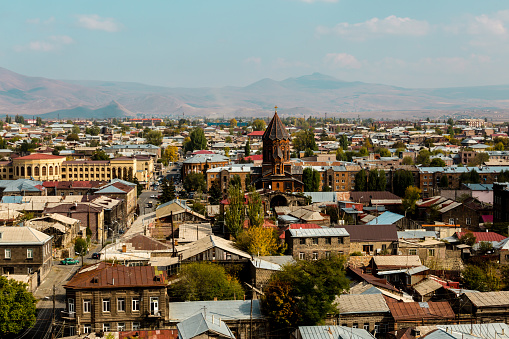 Vista sobre la ciudad de Gyumri, Armenia con la cúpula de la iglesia en el telón de fondo de las montañas photo