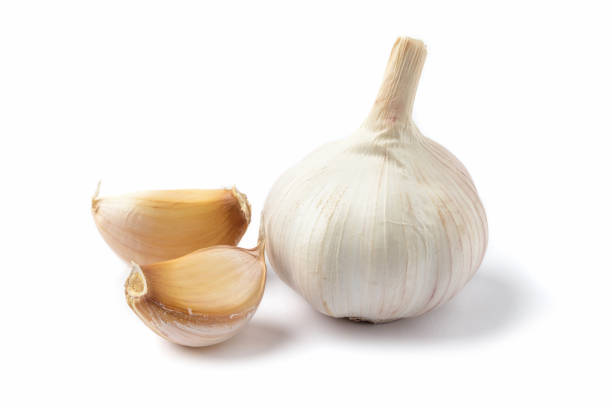 aglio su sfondo bianco - garlic freshness isolated vegetarian food foto e immagini stock