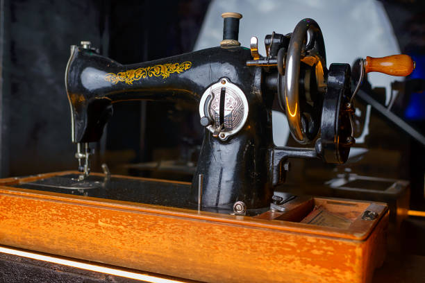 vintage hand sewing machine. black sewing machine on a wooden stand - sewing sewing machine machine sewing item imagens e fotografias de stock