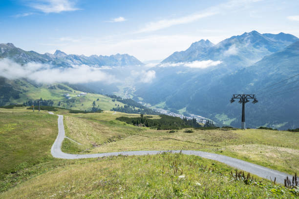 trilha em alpes - mountain austria street footpath - fotografias e filmes do acervo