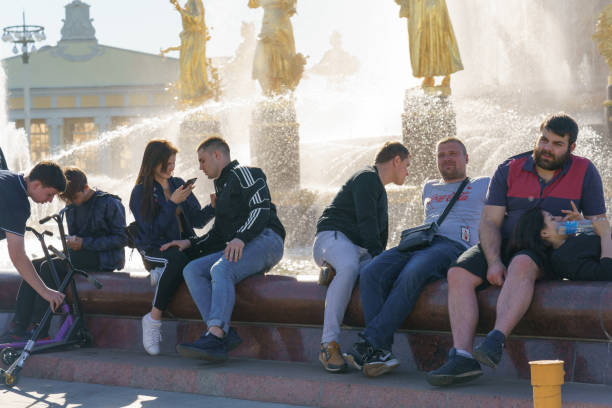 people near fountain in vdnkh in moscow - vdnk imagens e fotografias de stock