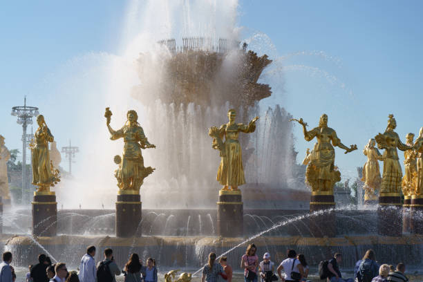 people near fountain in vdnkh in moscow - vdnk imagens e fotografias de stock