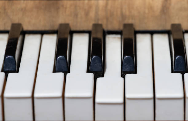 istock Old street piano 1205808961