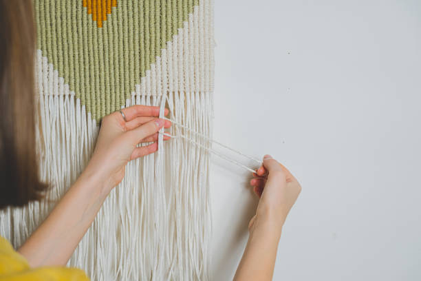 donna che fa mestiere di macrame. - passion women human hand macro foto e immagini stock